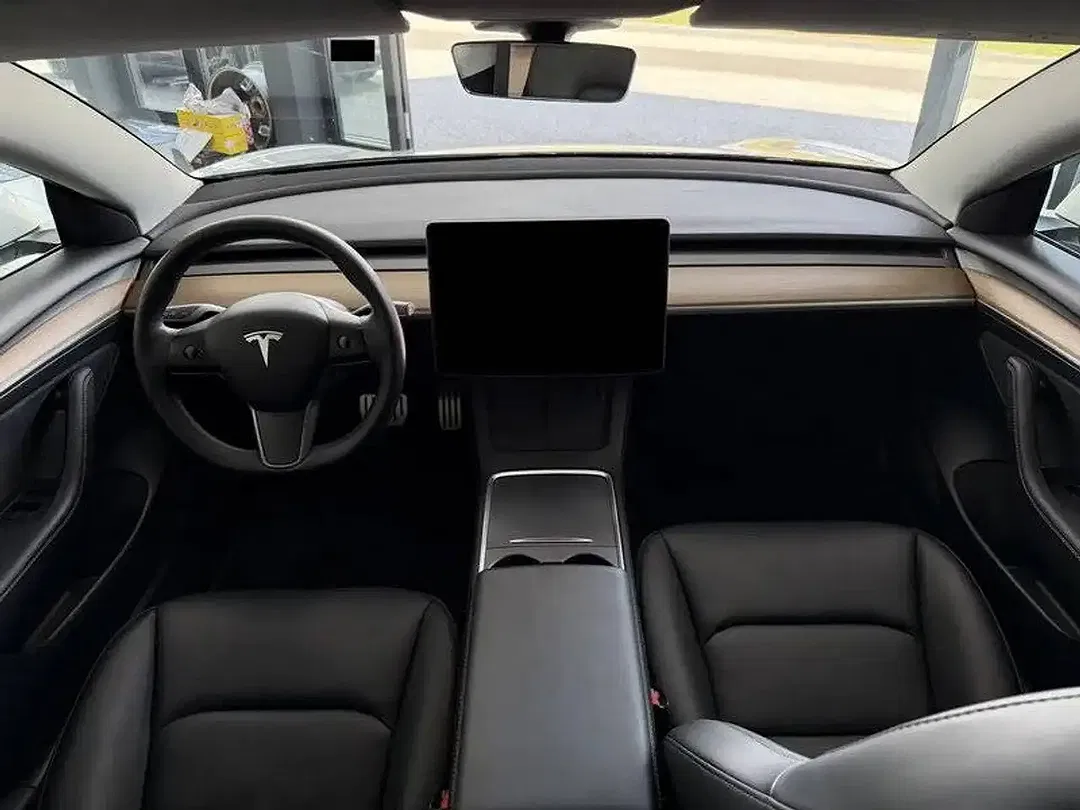 Tesla Model 3 - Thumbnail 10