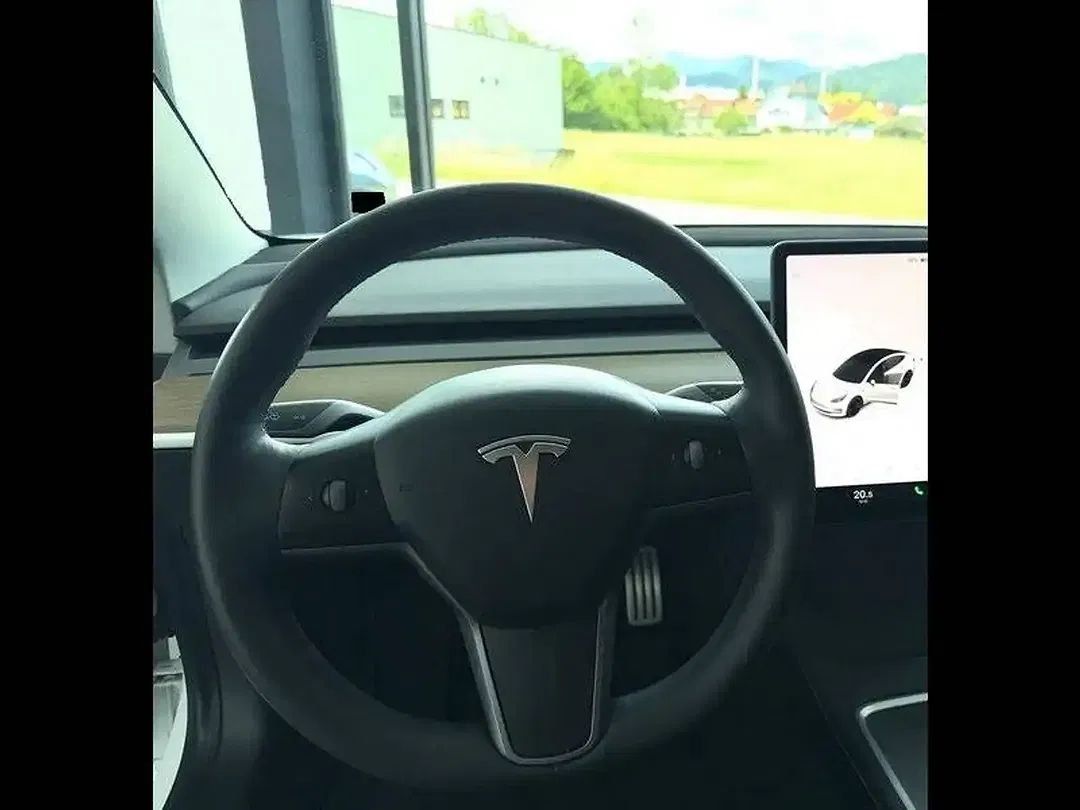 Tesla Model 3 - Thumbnail 13