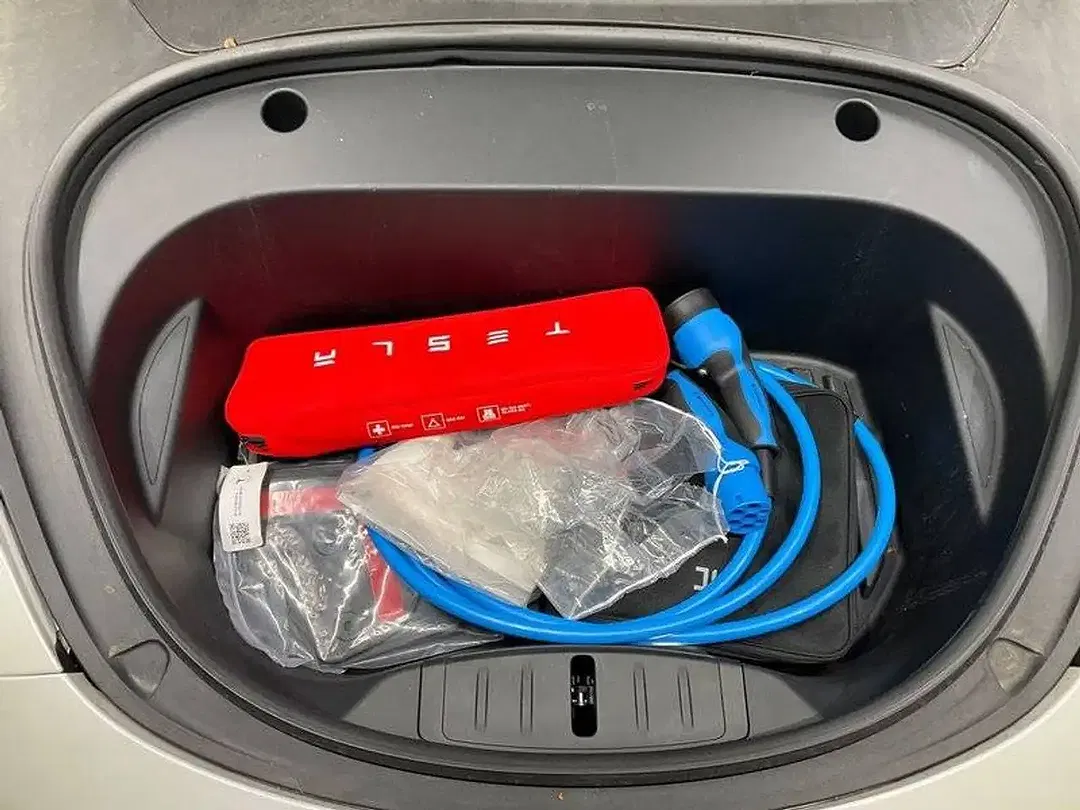 Tesla Model 3 - Thumbnail 14