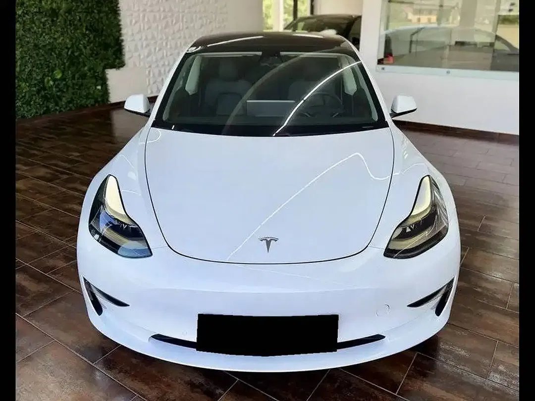 Tesla Model 3 - Thumbnail 2