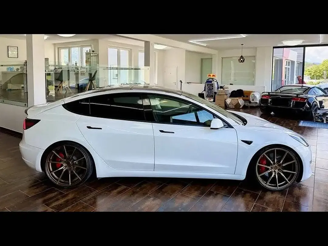 Tesla Model 3 - Thumbnail 3