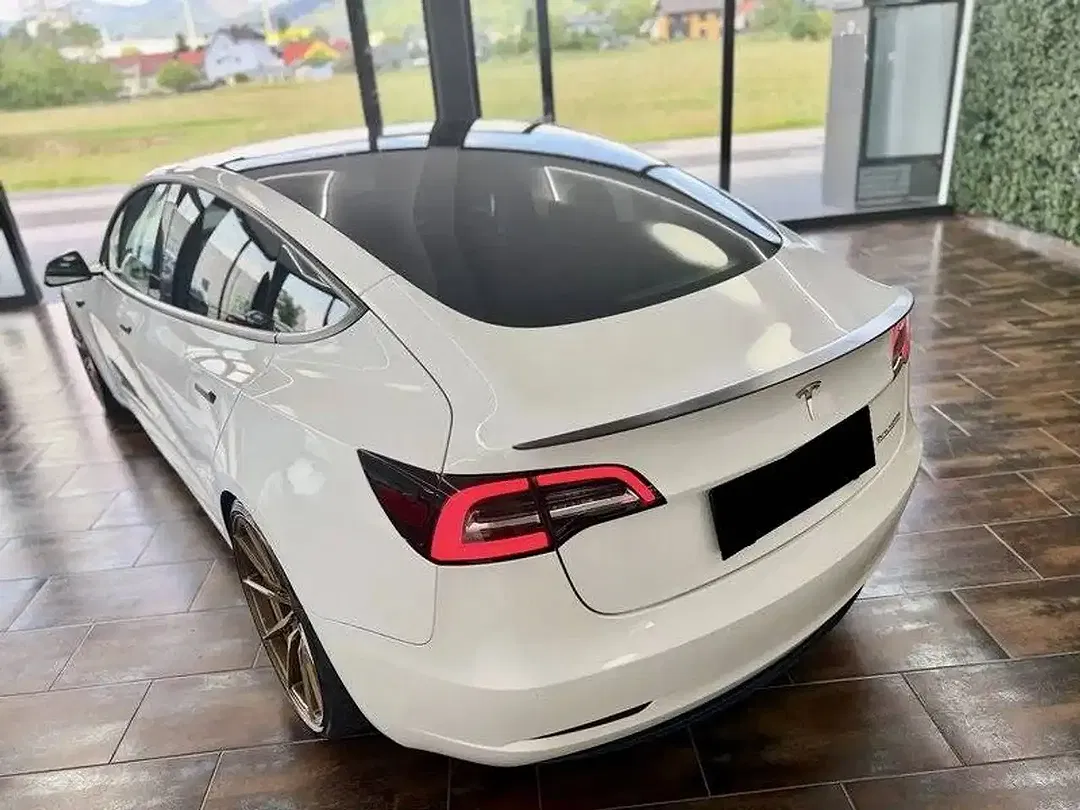 Tesla Model 3 - Thumbnail 4