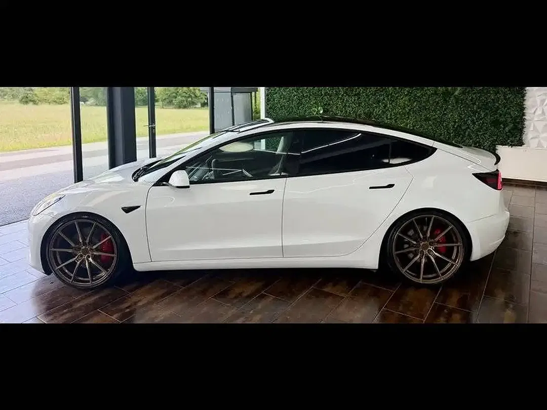 Tesla Model 3 - Thumbnail 5