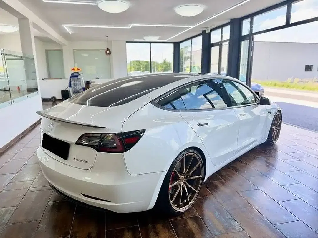 Tesla Model 3 - Thumbnail 6