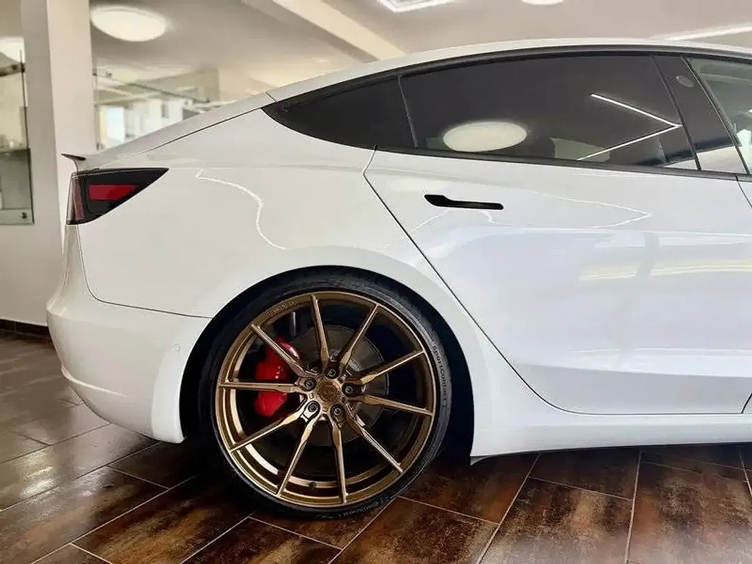 Tesla Model 3 - Thumbnail 7