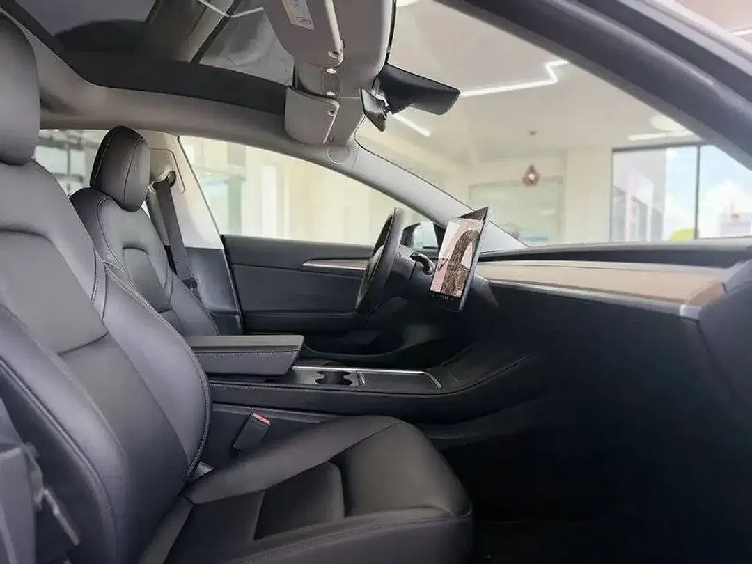 Tesla Model 3 - Thumbnail 8