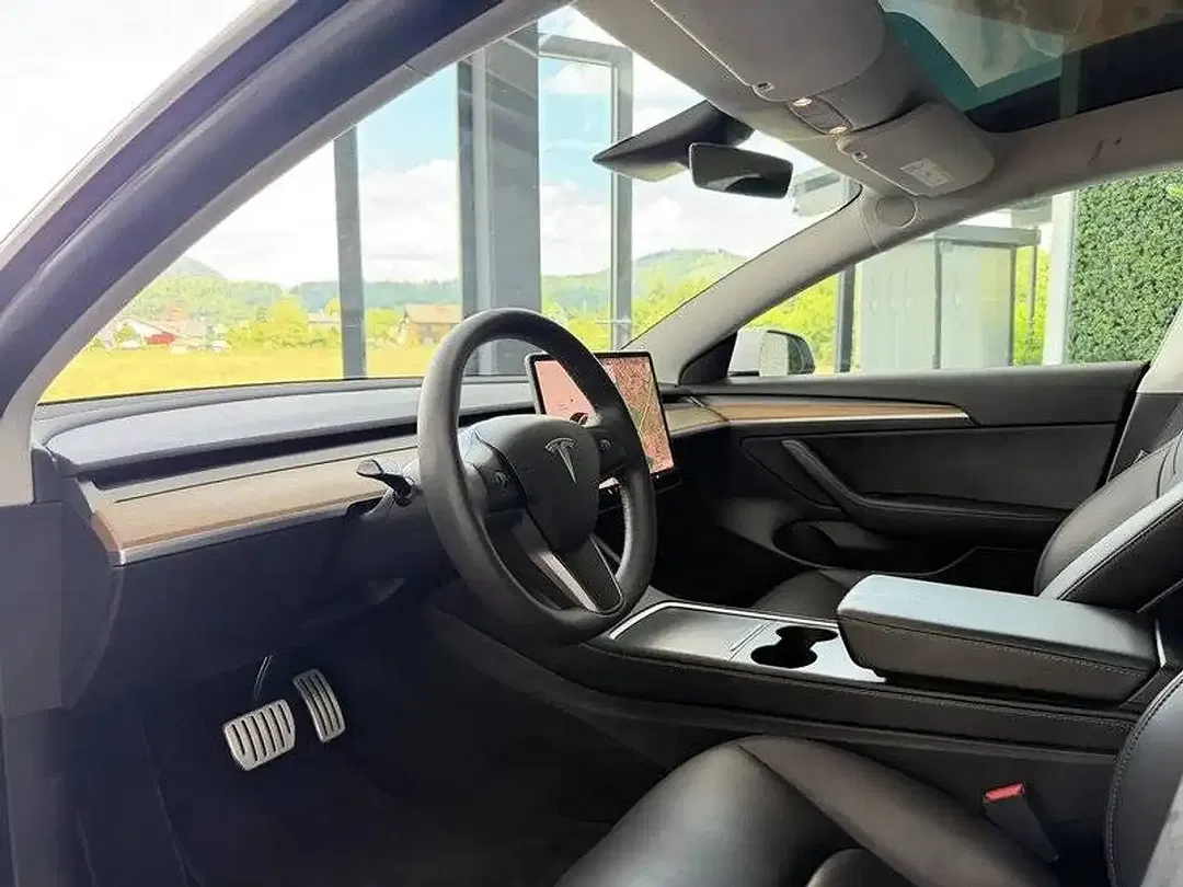 Tesla Model 3 - Thumbnail 9