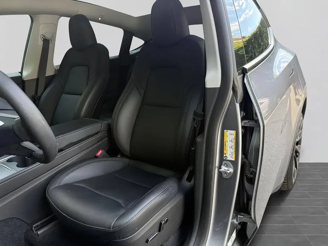 Tesla Model Y - Thumbnail 11