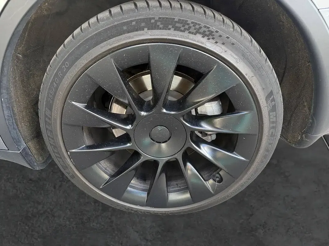 Tesla Model Y - Thumbnail 14