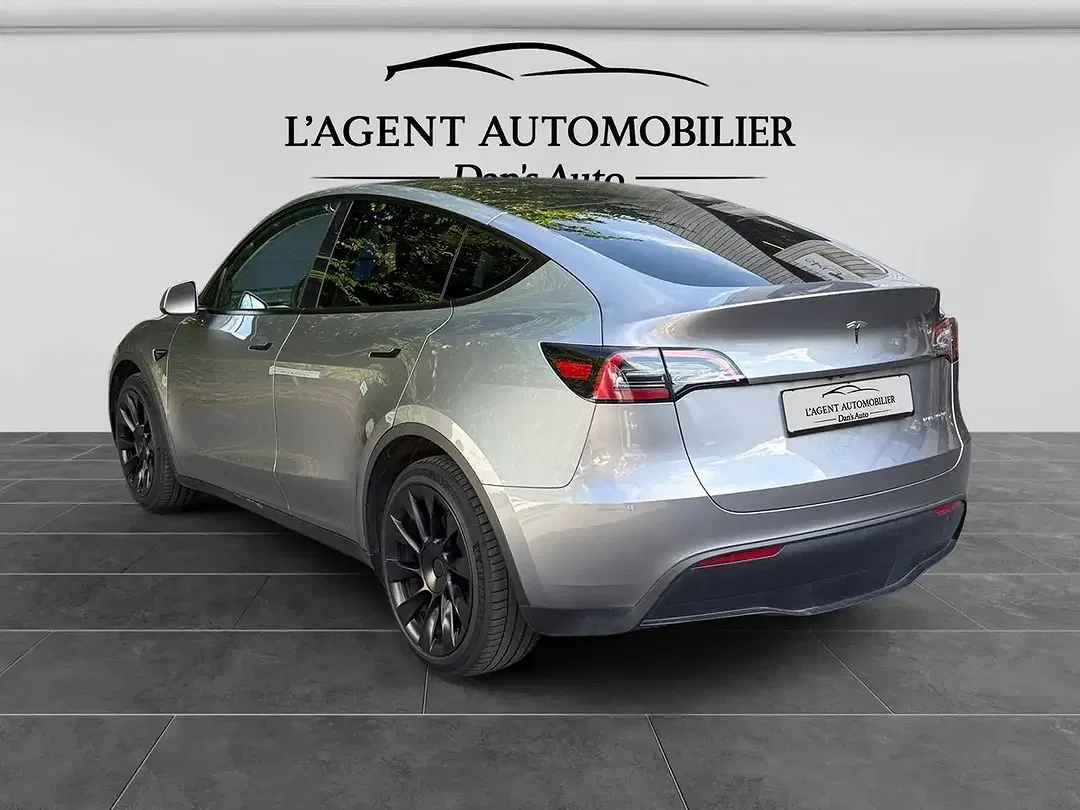 Tesla Model Y - Thumbnail 4