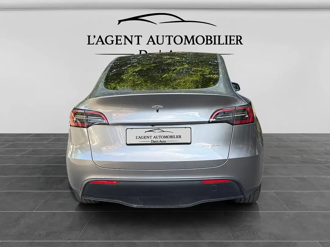 Tesla Model Y - Thumbnail 5