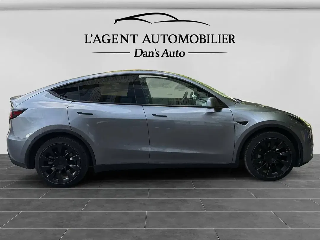 Tesla Model Y - Thumbnail 8
