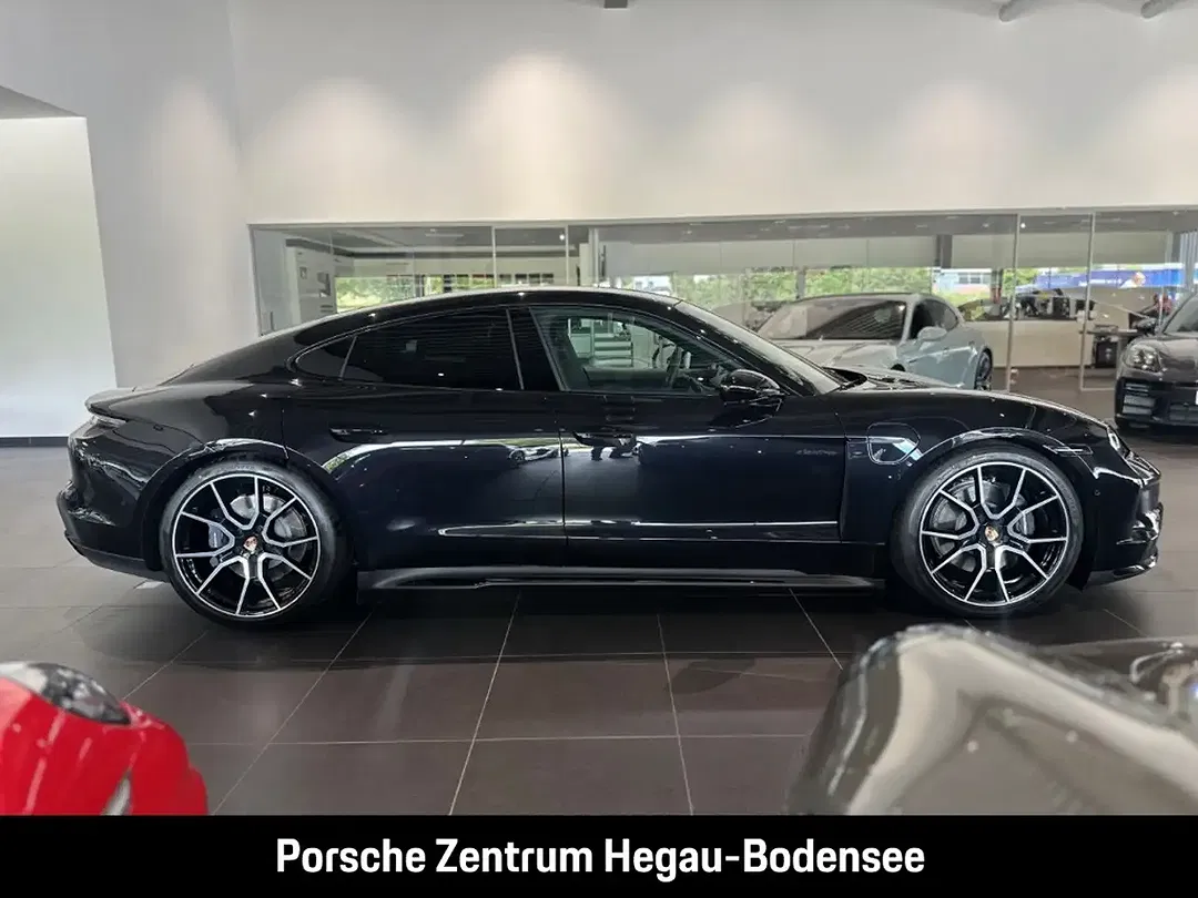 Porsche Taycan - Thumbnail 2