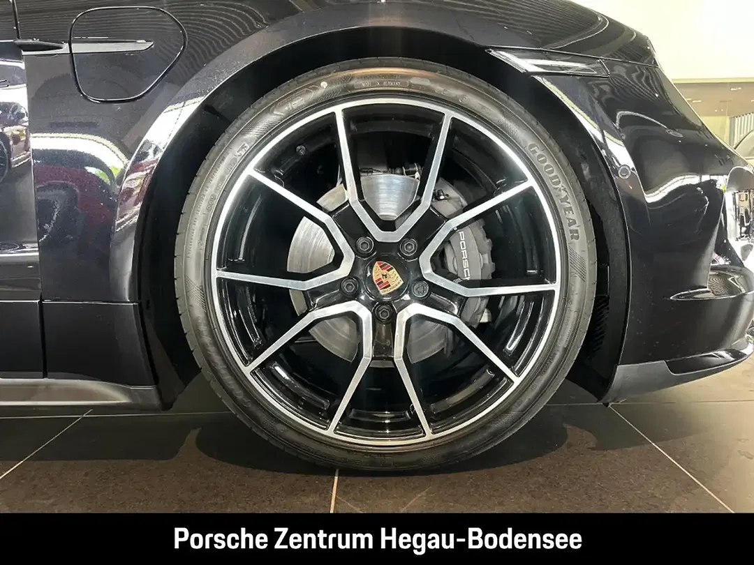 Porsche Taycan - Thumbnail 6