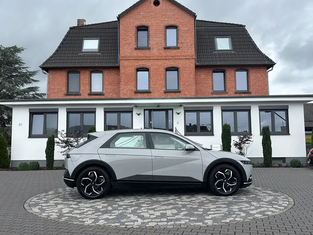 Hyundai IONIQ 5 - Thumbnail 2