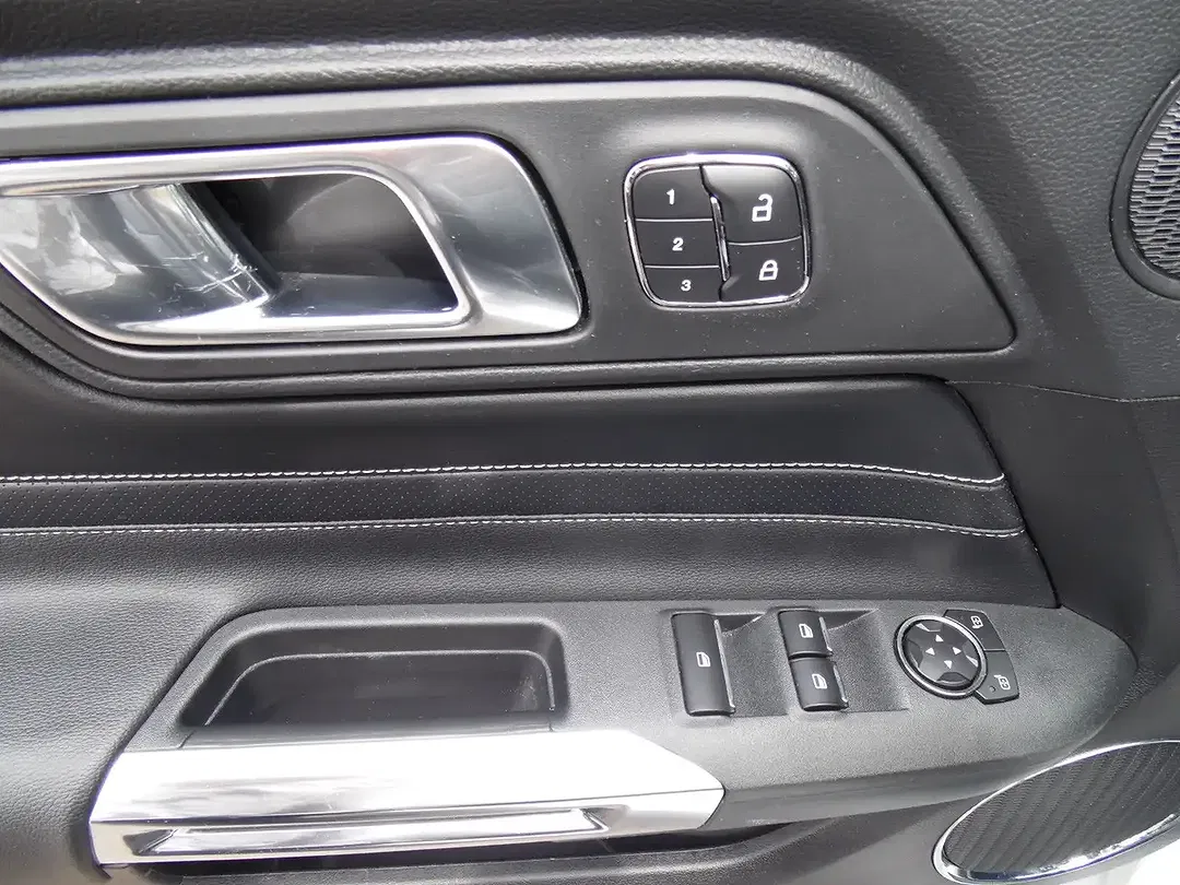 Ford Mustang - Thumbnail 13