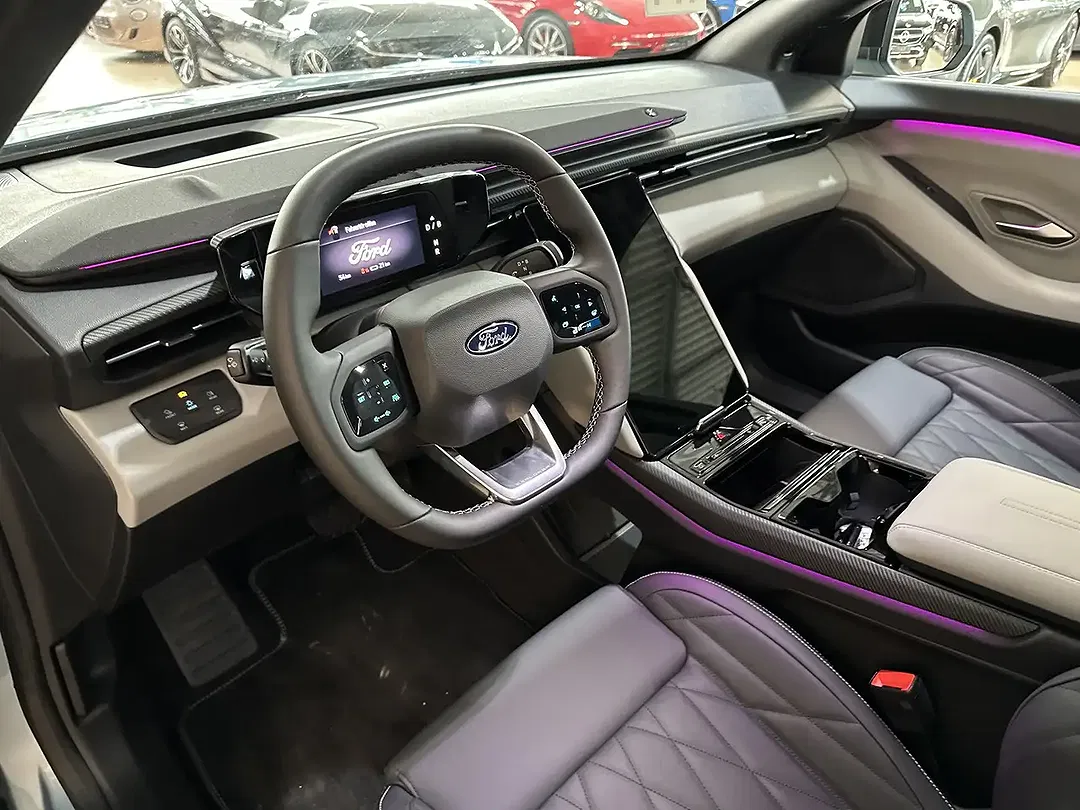 Ford Explorer - Thumbnail 15