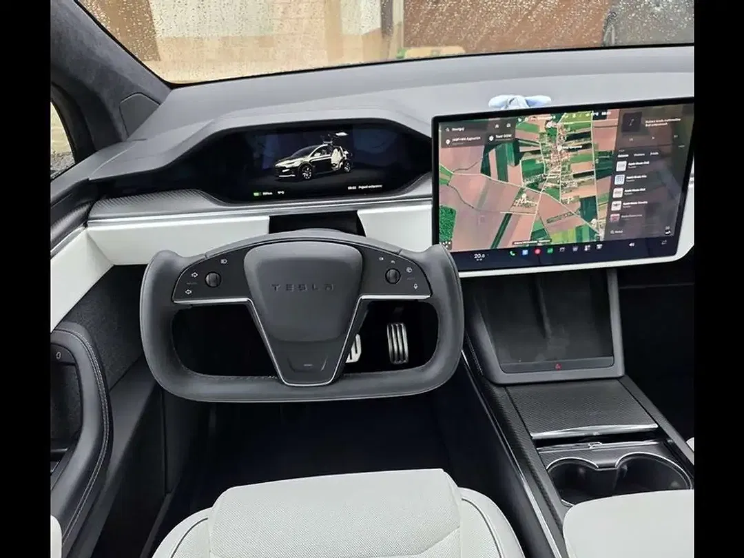 Tesla Model X - Thumbnail 11