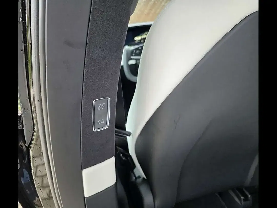 Tesla Model X - Thumbnail 18