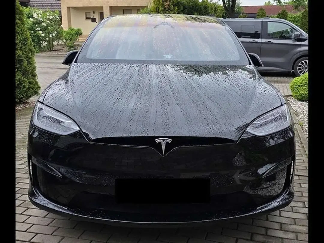 Tesla Model X - Thumbnail 3