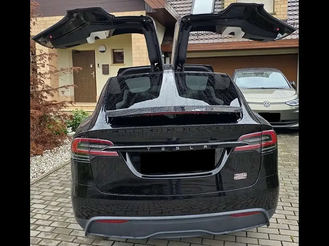 Tesla Model X - Thumbnail 8