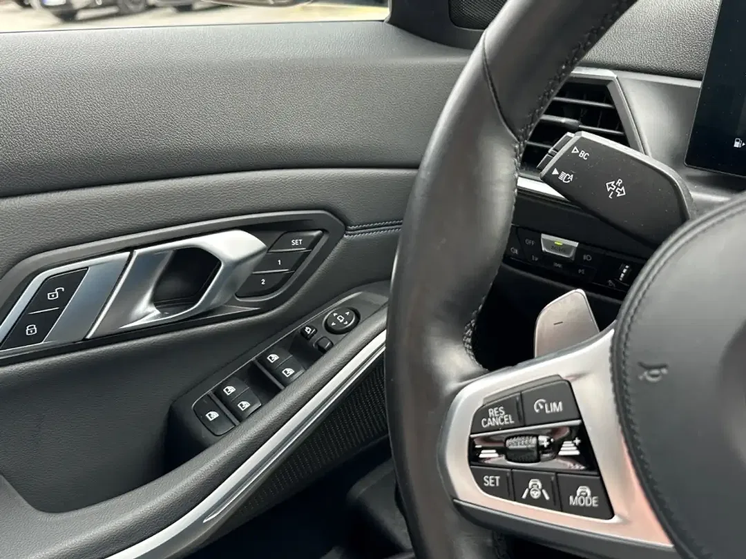 BMW 330 - Thumbnail 6