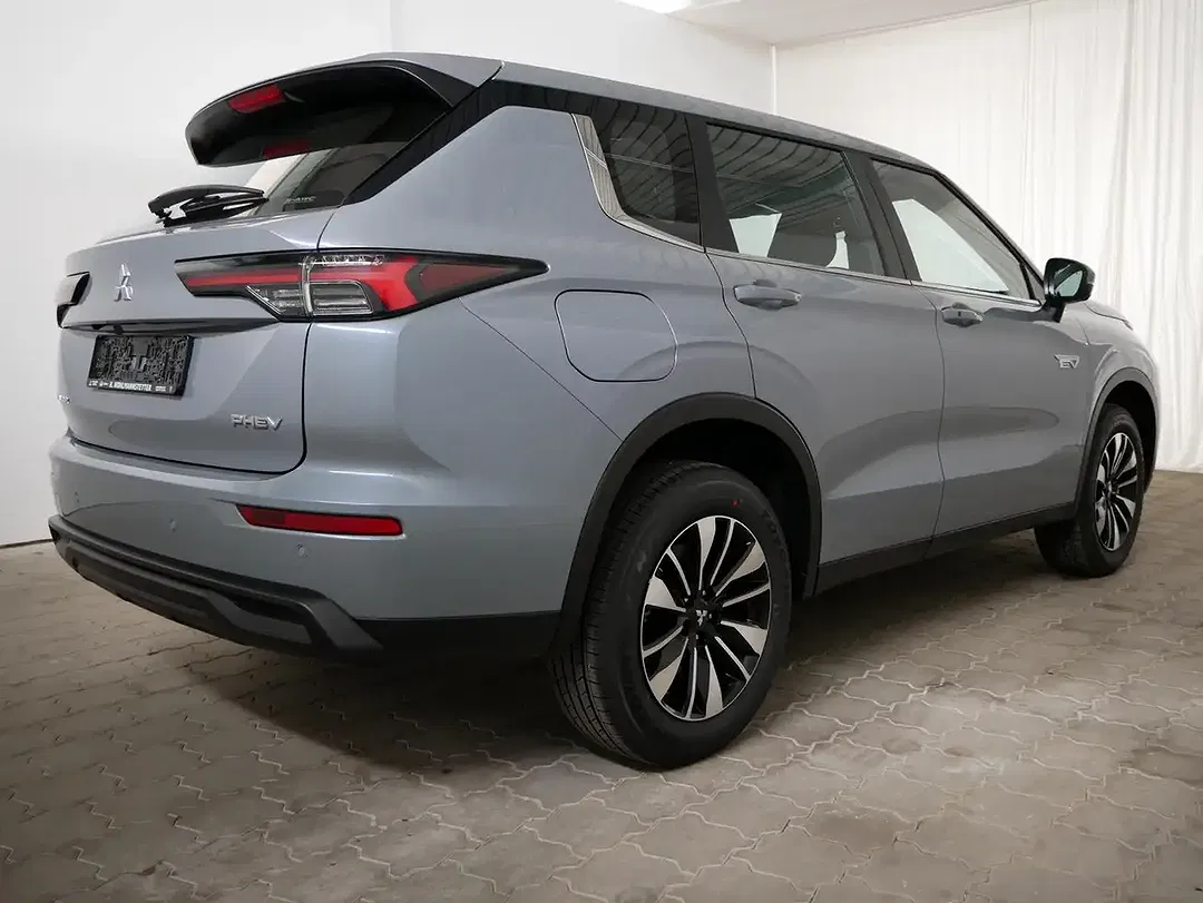 Mitsubishi Outlander - Thumbnail 3