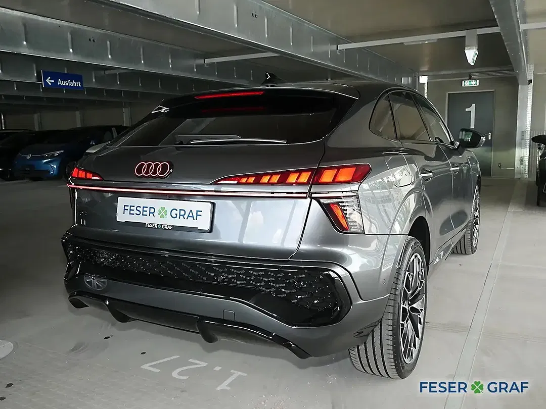 Audi Q3 - Thumbnail 3