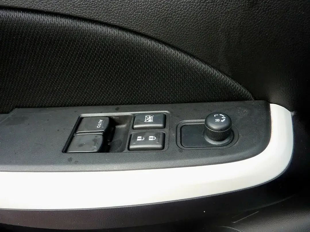 Suzuki Swift - Thumbnail 14