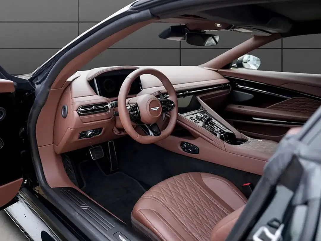 Aston Martin DB12 - Thumbnail 3