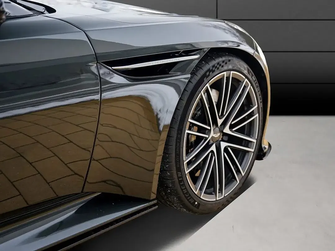 Aston Martin DB12 - Thumbnail 9