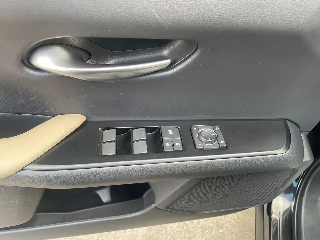 Lexus UX 250h - Thumbnail 10