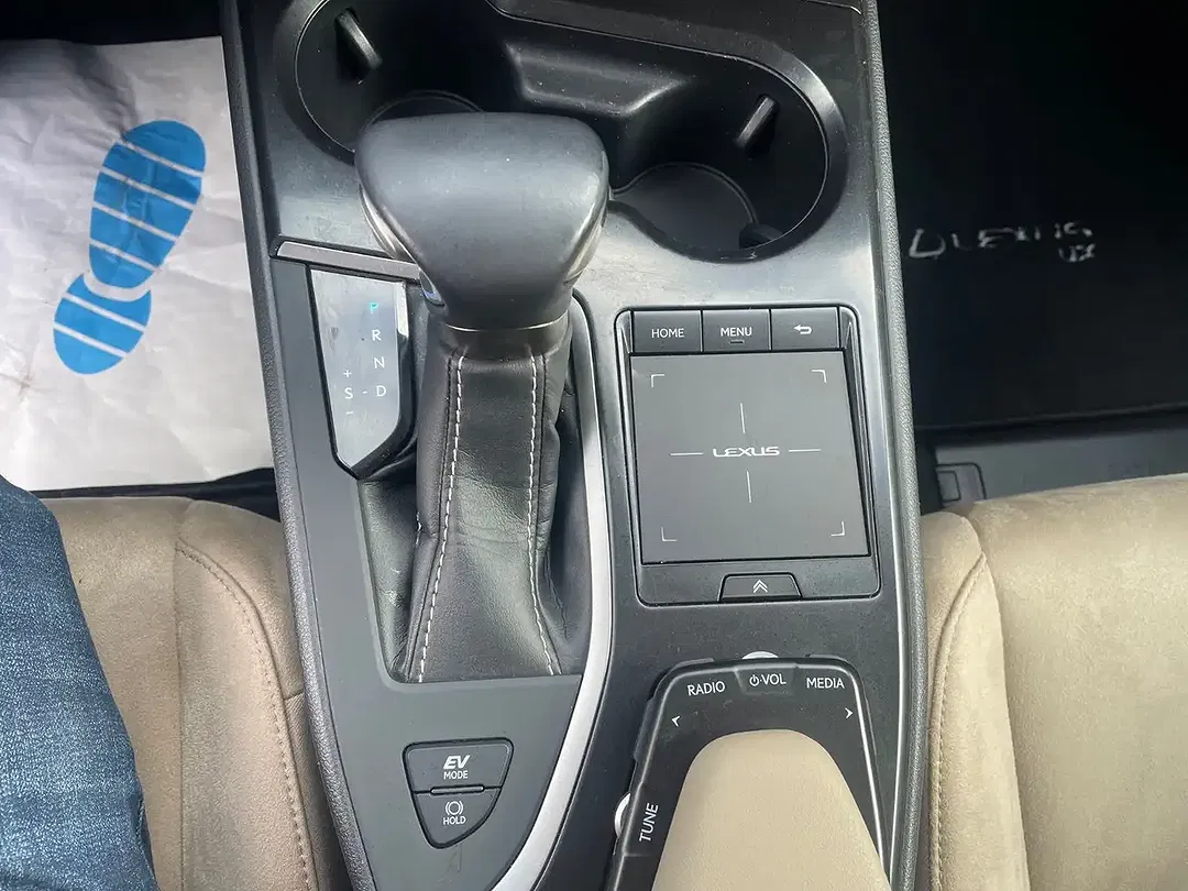 Lexus UX 250h - Thumbnail 16