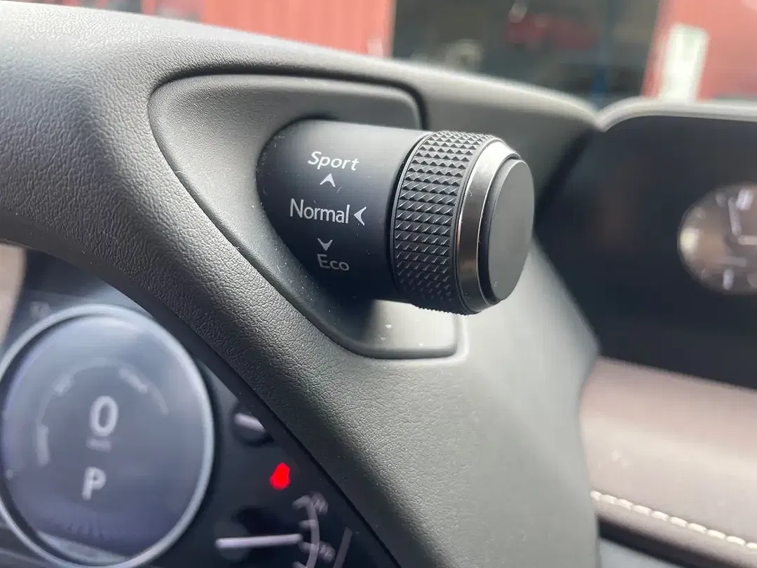 Lexus UX 250h - Thumbnail 23