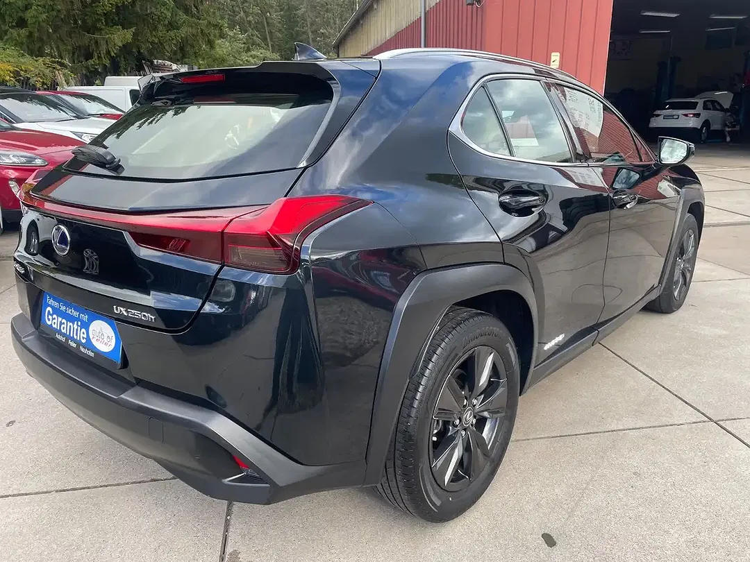Lexus UX 250h - Thumbnail 3