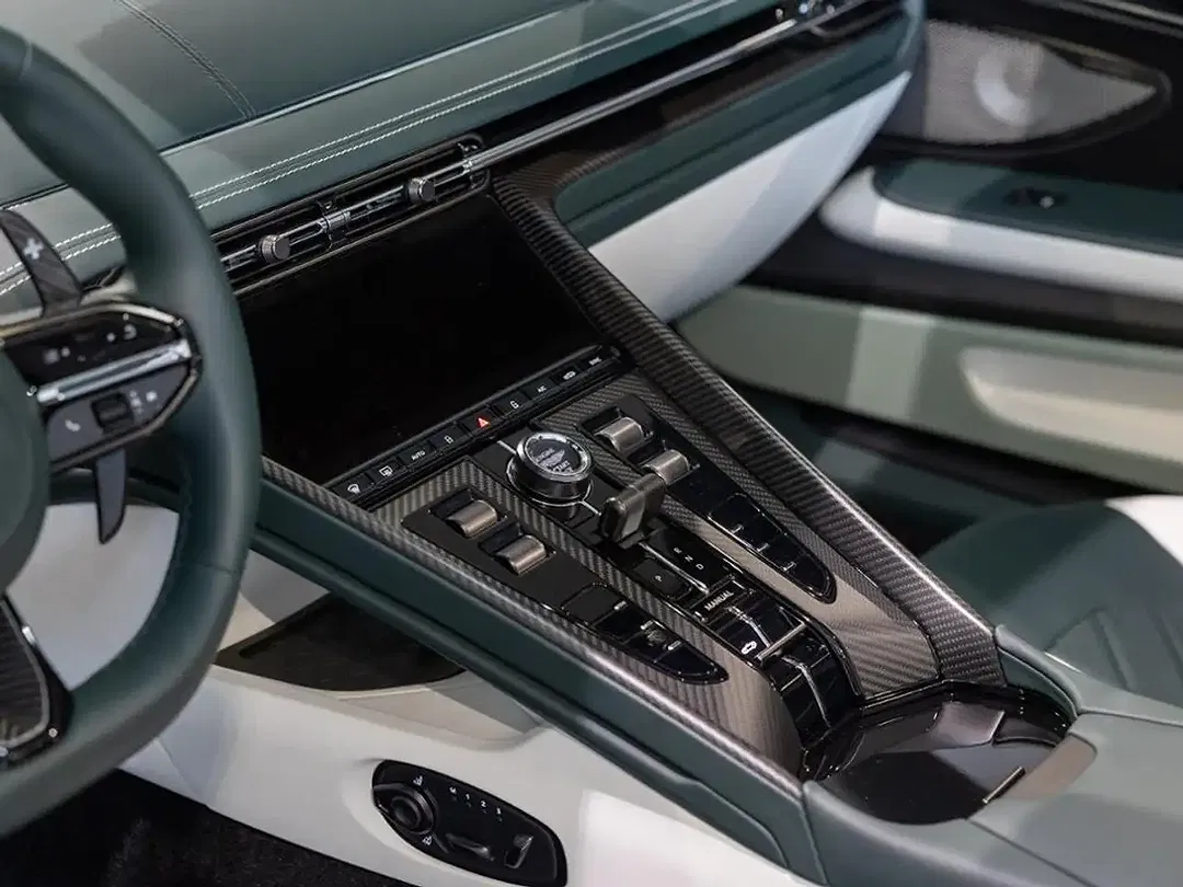 Aston Martin DB12 - Thumbnail 11
