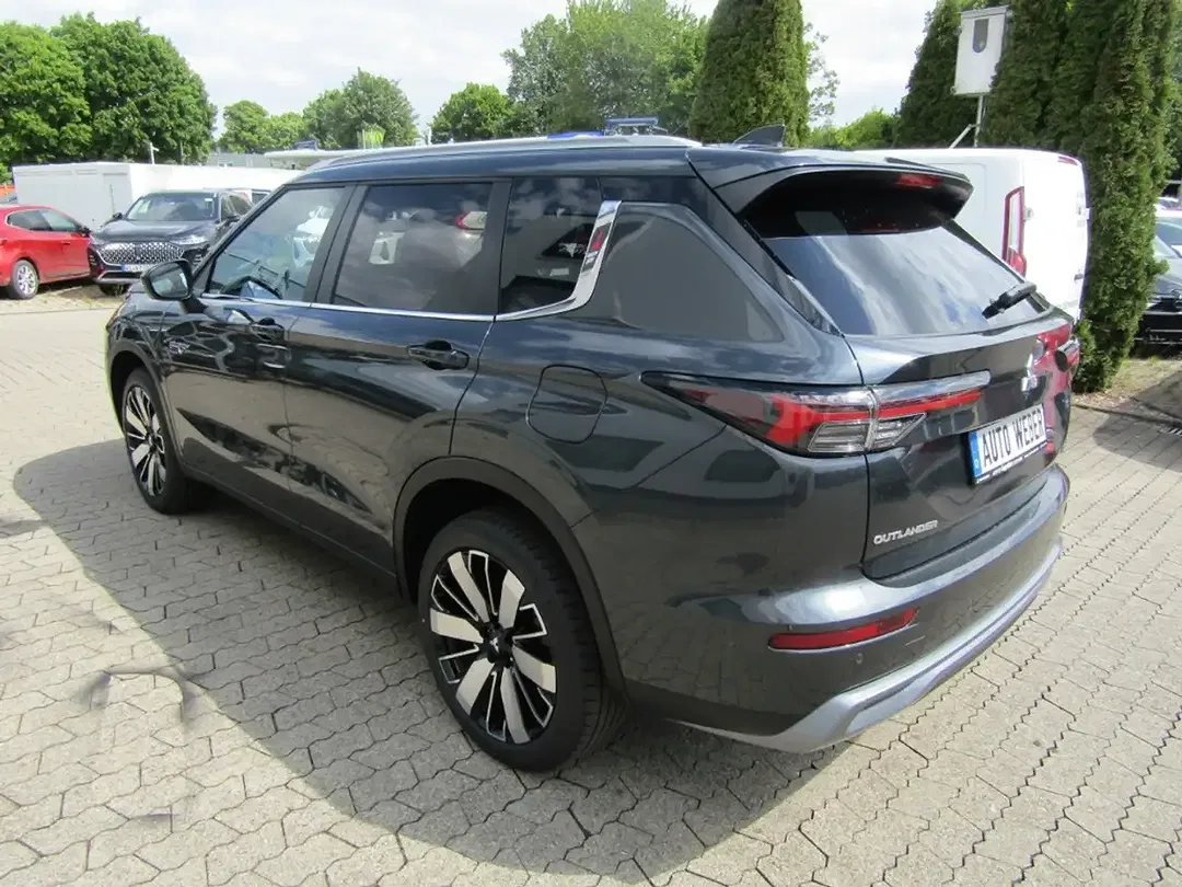Mitsubishi Outlander - Thumbnail 3