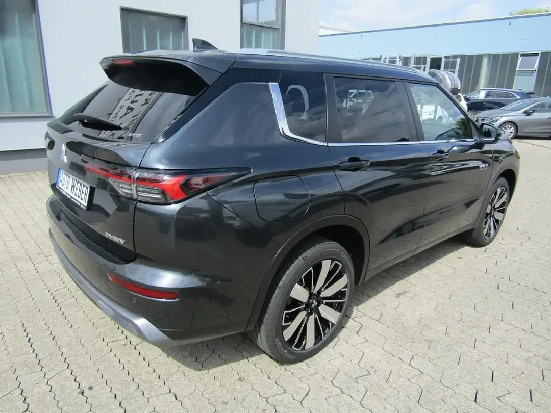Mitsubishi Outlander - Thumbnail 4