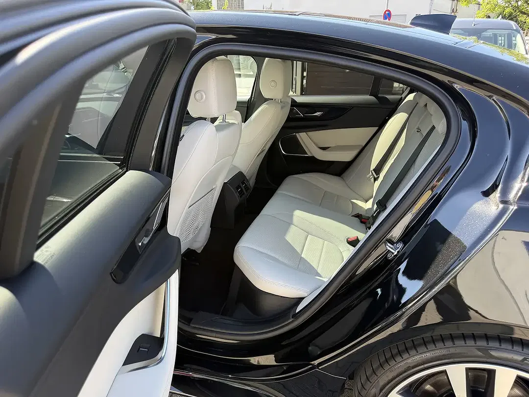 Jaguar XE - Thumbnail 11