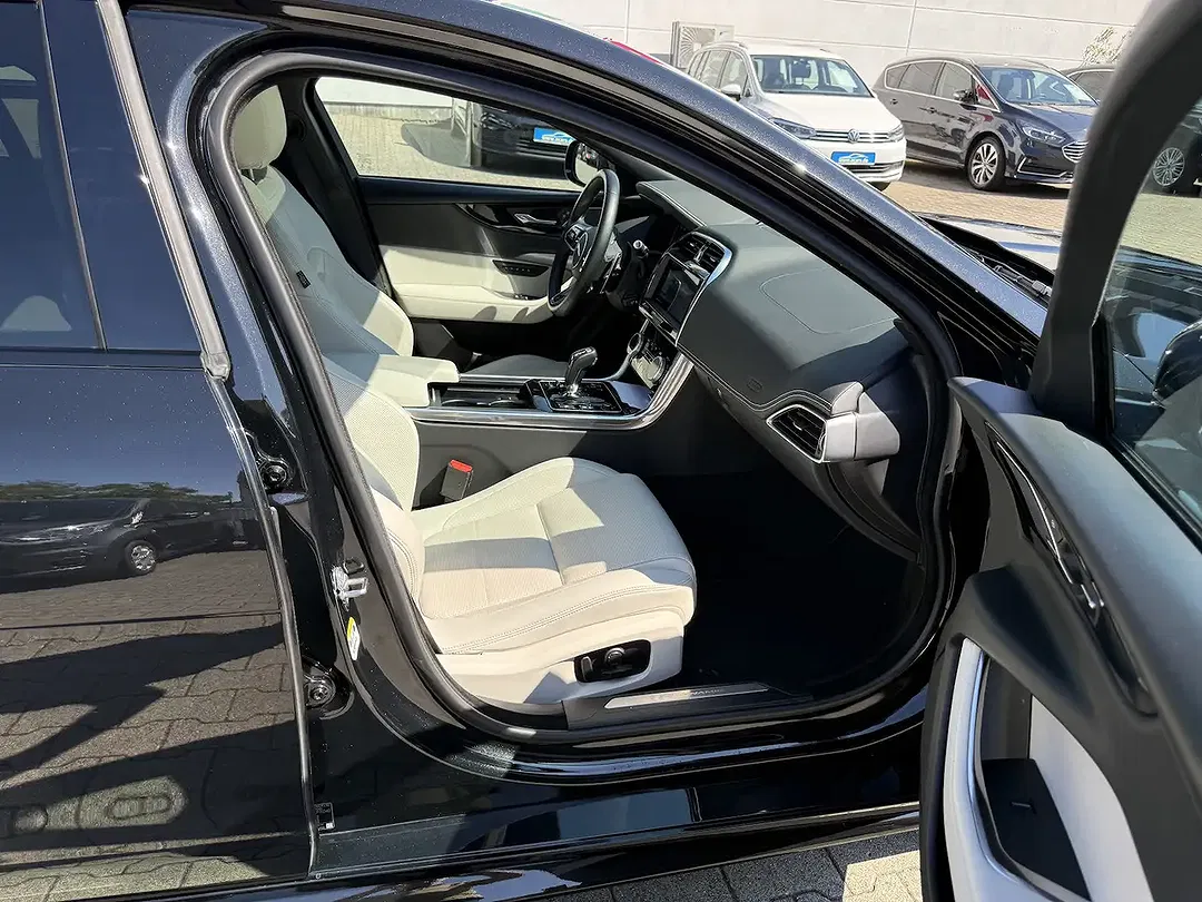 Jaguar XE - Thumbnail 12