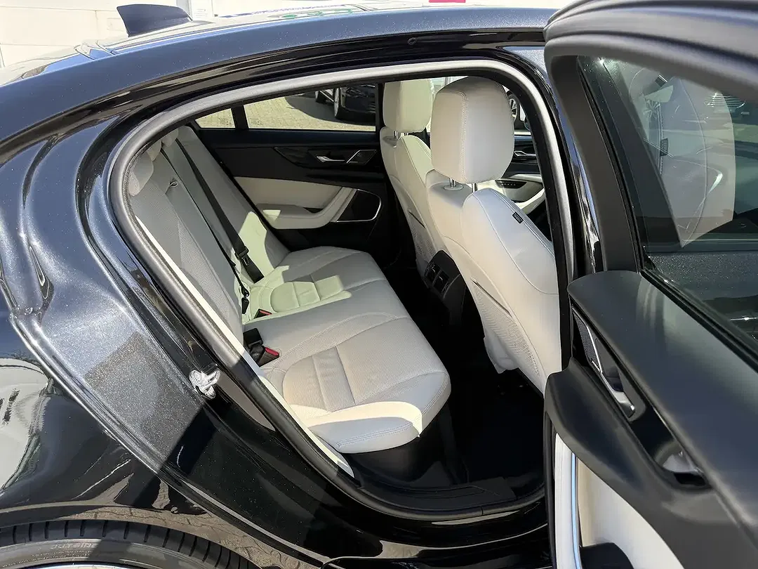 Jaguar XE - Thumbnail 13