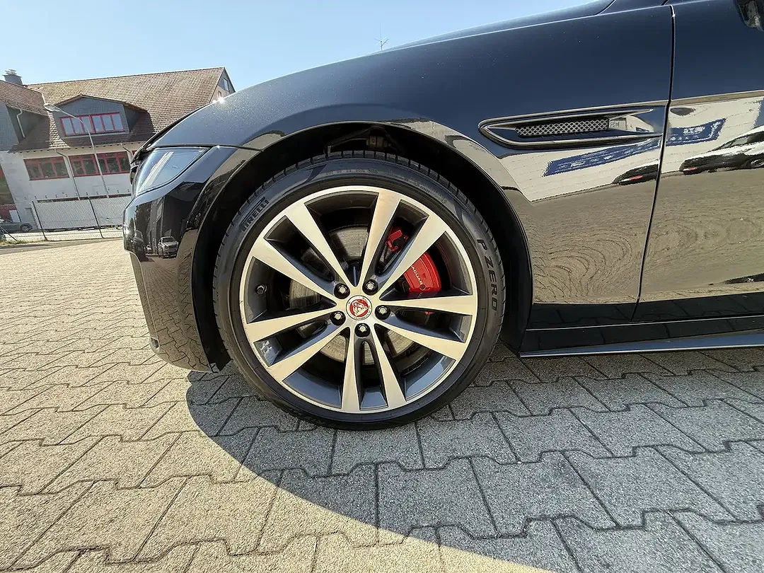 Jaguar XE - Thumbnail 15