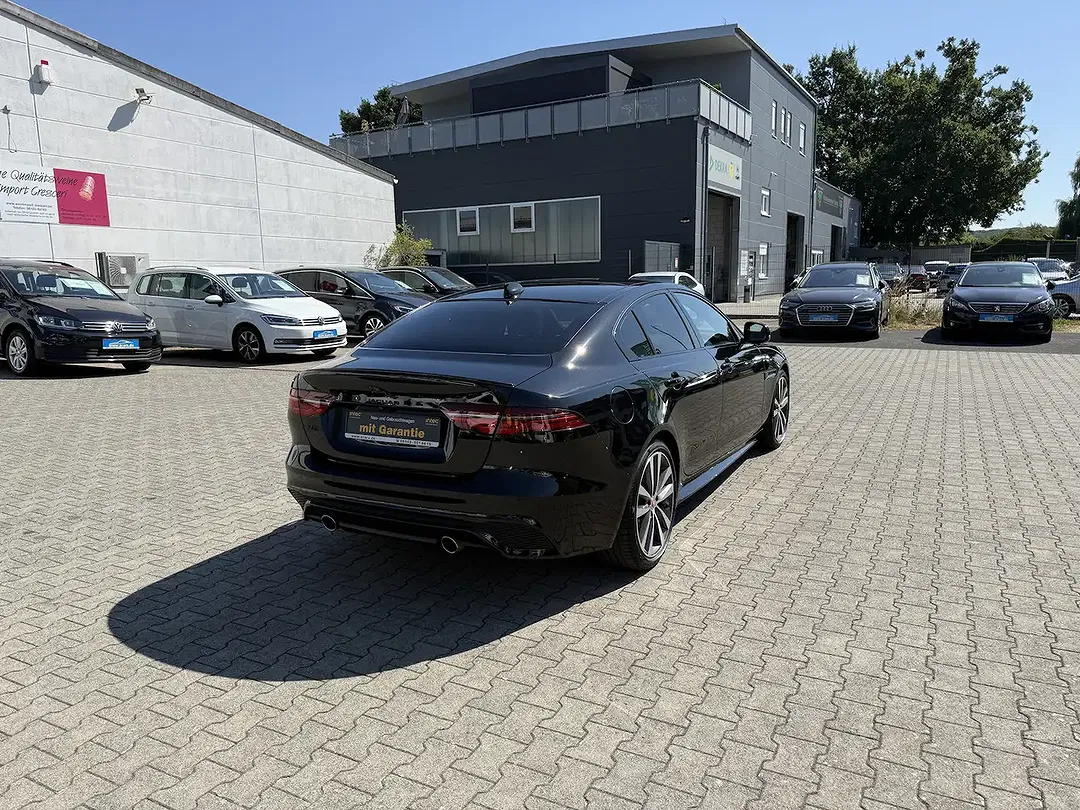 Jaguar XE - Thumbnail 3