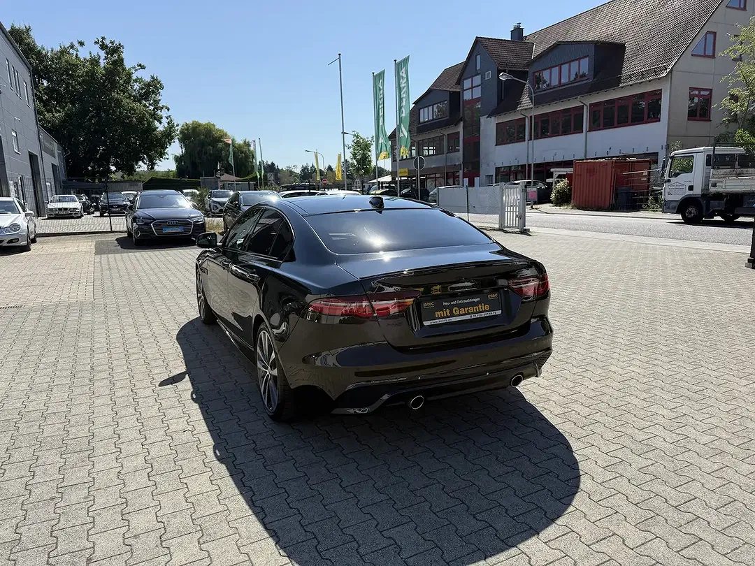 Jaguar XE - Thumbnail 4