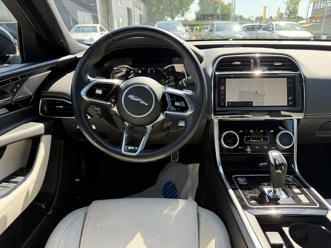 Jaguar XE - Thumbnail 5