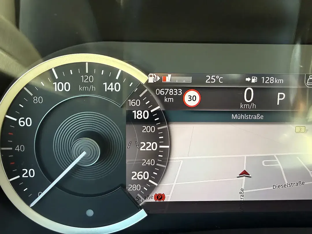 Jaguar XE - Thumbnail 6