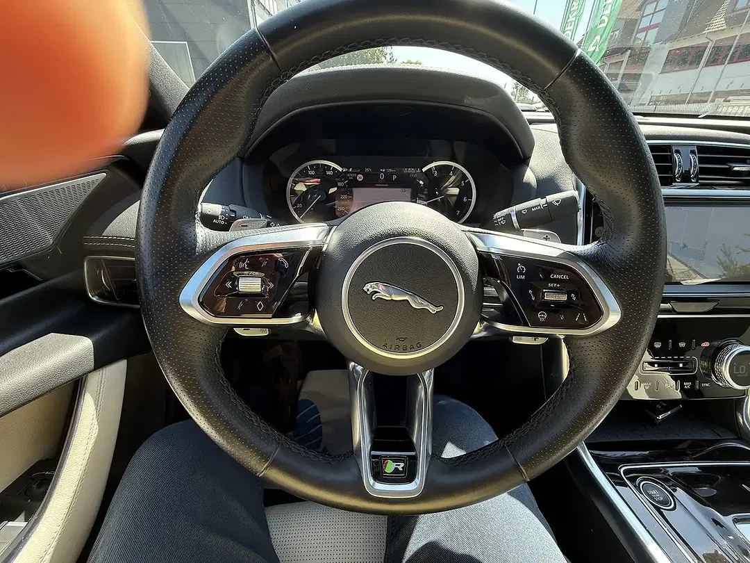 Jaguar XE - Thumbnail 7
