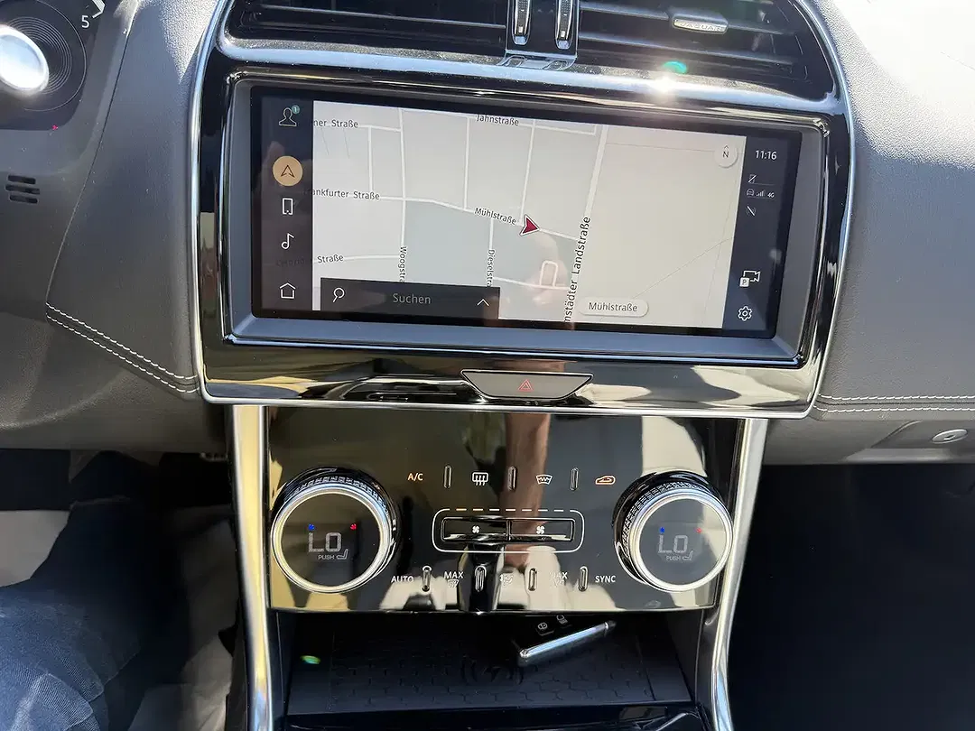 Jaguar XE - Thumbnail 8