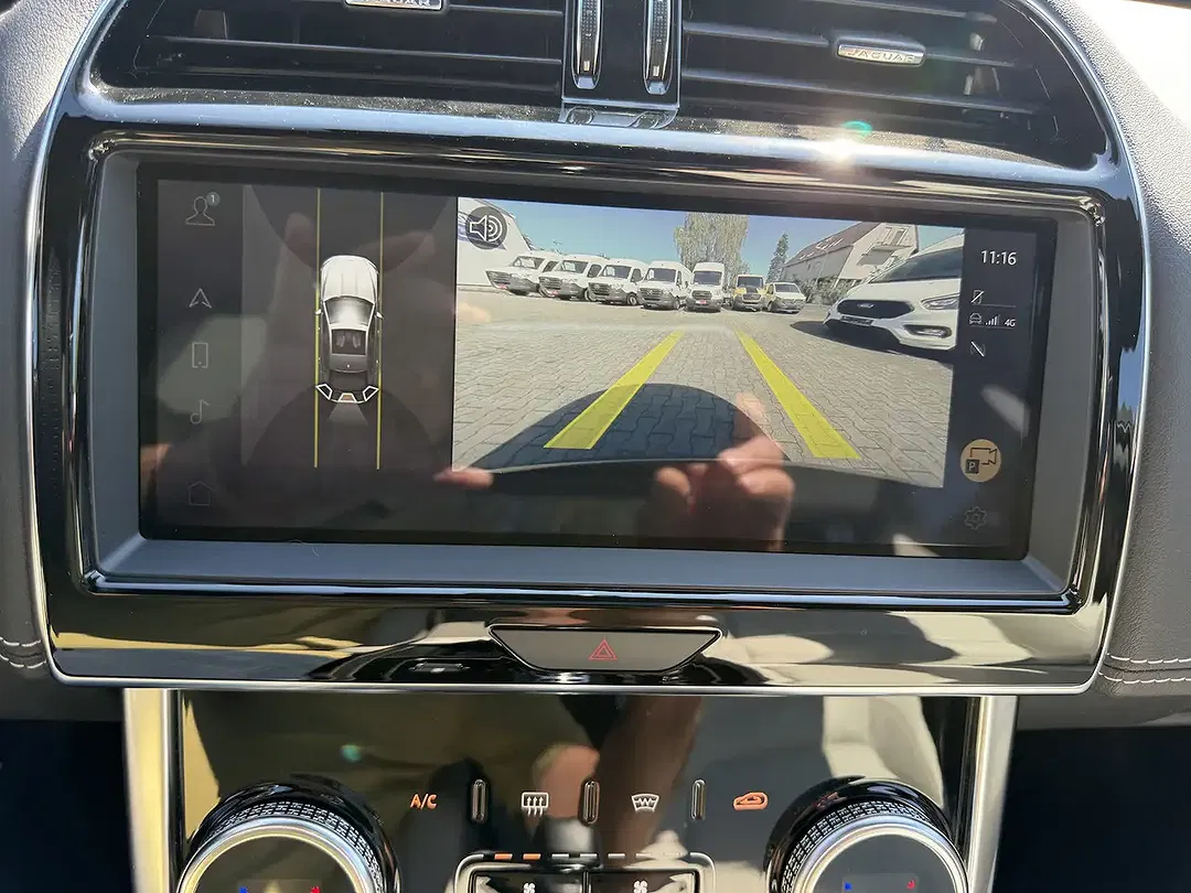 Jaguar XE - Thumbnail 9