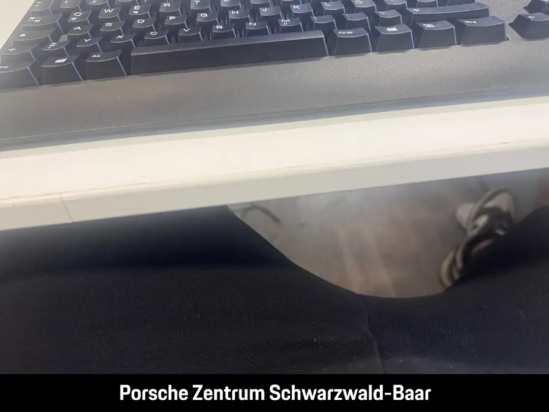 Porsche Taycan - Thumbnail 10